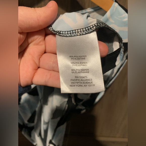 SIZE LARGE Jones New York® Blue & Black Floral Sleeveless Pleat-Neck Blouse - Picture 5 of 6